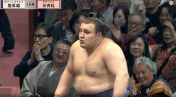 安青錦、初優勝直後に花道奥で付け人が号泣…自らも“もらい泣き”「付け人泣いてる」「もらい泣きしちゃう」歓喜の瞬間にファン感涙