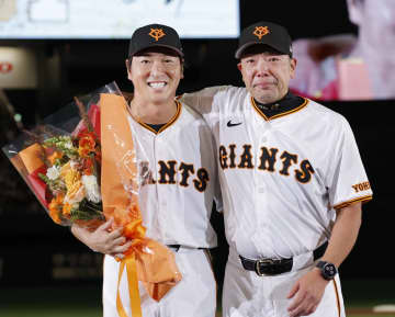 巨人、引退の長野はファンに感謝　岡本も声援に応える