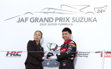 瑶子女王杯スーパーフォーミュラ、岩佐歩夢選手が最終戦鈴鹿を優勝し年間チャンピオン獲得 瑶子女王が賜杯を授与