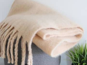 いまが買いどき！ 冬に大活躍な【ストール & マフラー】がセール価格に♡