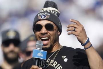 「新しいスキルを習得中」ドジャース・ベッツ、“何でもこなす才能”に称賛の声「できないことなんかあるのか？」米メディア驚き