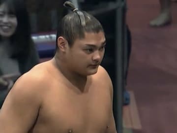 「異次元のスタイル…」「体に対してお顔がちっさい」高身長力士の“圧巻全身ショット“が土俵の上で映えまくり