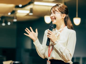 プレゼン冒頭、三流「早口になる」、二流「語りかける」。一流が使う “間の力” で惹きつける話し方