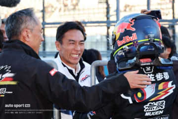 教え子同士のタイトル争いに複雑な心境も、佐藤琢磨「自分のことのように嬉しい」。担当1期生の岩佐歩夢がチャンピオン獲得