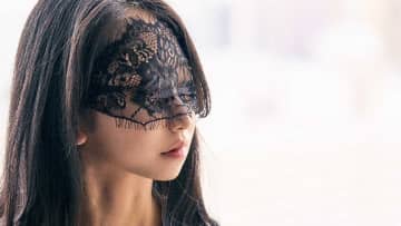 雁木マリ｜窓辺の仮面姫