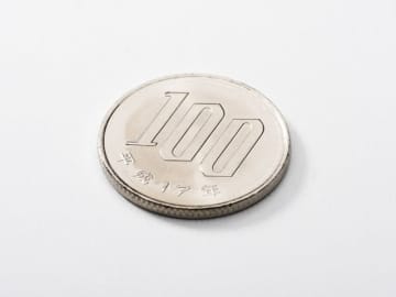 現行の100円玉が驚きの「18万円」に大化け！ お釣りの中に見つかるかもしれない“エラーコイン”とは!?