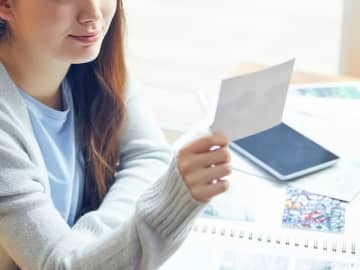 「ショックすぎる……！」バツイチ年上夫と前妻の関係に、38歳女性が「確信したこと」