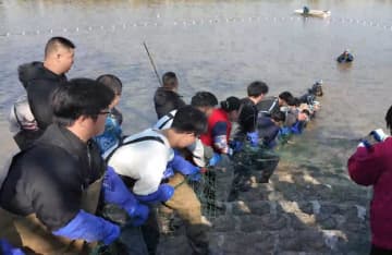 水揚げ量7.5トン、大学構内の湖で漁獲イベント　中国湖北省
