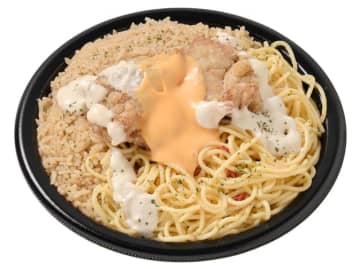 豚骨めしとペペロンチーノに、唐揚げとチーズソース、背脂マヨをのせて背徳感ある1,124kcal! セブン‐イレブンが「ドカ盛り！にんにくマヨ＆チーズの豚骨めし＆ペペロンチーノ」を発売