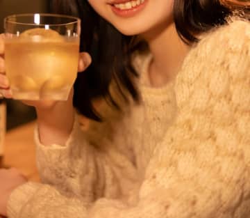 ソフトドリンクしか飲んでないのに「ボトルキープ代」まで割り勘…　“年上のお金持ち”に「そこは気を使って欲しかった」と語る女性