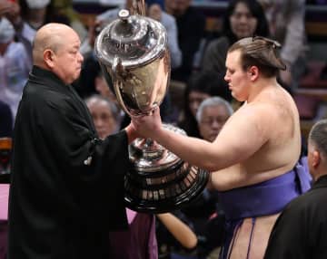 関脇・安青錦が初優勝　優勝決定戦で横綱・豊昇龍を下す「もう一つ上の番付あるのでそこを目指していきたい」