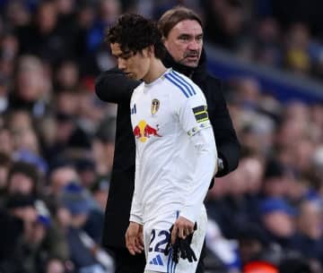 「マジで意味不明」「不服やろうな」まさか！日本代表MFが憮然…屈辱の途中出場・途中交代にネット騒然「なぜ昇格の立役者が冷遇されているのか」