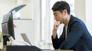 課長に昇進後“信じていた”部長から突然プロジェクトを外され企画も真っ先に反対…部下の活躍に嫉妬する上司の心理と対処法