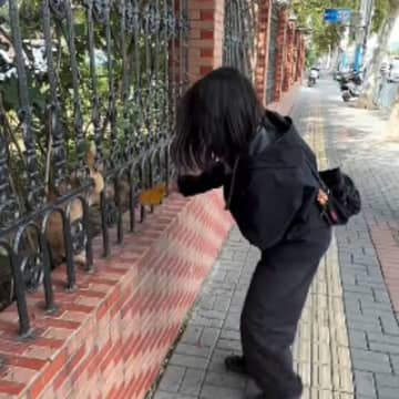 中国の道端でネコと遊んでいたら、『お爺さんが観戦』し始めて…あまりにも微笑ましい瞬間が600万再生「めっちゃほのぼのｗ」「和んだｗ」