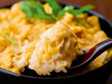 【笠原将弘さん】1枚150円の鶏むねで作る「親子丼」の作り方。ふんわりトロトロ卵のコツは「中から外へ」！