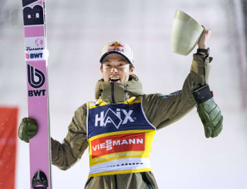 小林陵、逆転で今季初勝利　W杯ジャンプ男子第2戦