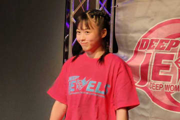 「可愛すぎる」と話題の格闘家、104秒一本勝ち　父は有名放送作家の大井すずに観客興奮「すずちゃーん！」