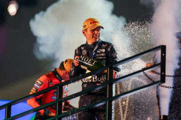 フェルスタッペンが余裕の勝利「スタートで前に出たことが鍵。残り2戦も勝ちにいく」ライバル失格でタイトルの望みをつなぐ