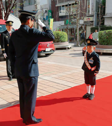 「ぼくは火遊びはしません」　幼稚園児が消防署で一日署長　消火活動など消防署員の仕事を体験