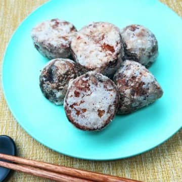 【里芋の皮むき、もう卒業でよくない？】「丸ごとだからホクホク感が段違い」「手間ゼロでこのうまさは反則」皮ごと食べられる激ウマ里芋レシピ