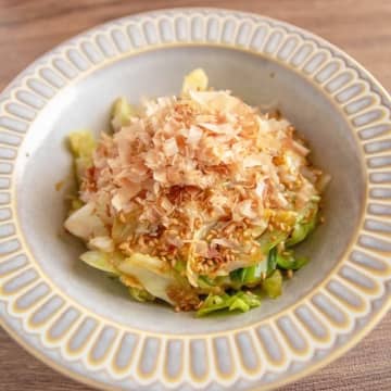 【キャベツ切って炒めるだけ】「白だしのうまみすごい」「家族が無言で食べきった」軽く作れてしっかり満足レシピ