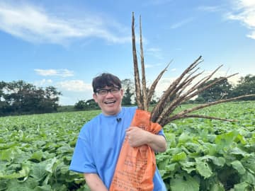『ごぼう収穫機』にビックリ！ずん・飯尾和樹が青森・六ヶ所村で “昆布の花束”と“ゴボウの花束”をプレゼントされる