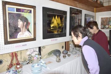 写真や陶芸、力作ずらり　高萩で住民作品展　30日まで　茨城