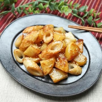 【レンチンして焼くだけ】「この味付けクセになる！」「めっちゃ簡単なのにウマすぎ」じゃがいもとちくわのバターしょうゆ炒め
