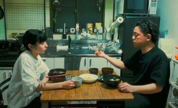 食事中もケンカ…俳優同士で同棲するカップル、逆ギレする彼氏に彼女は涙、冷え切った関係性にカメラが密着