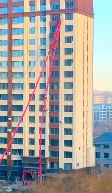あるカップルが結婚、50mのバルーンリボンが15階から吊り下げられる、30人が3日かけて膨らます―中国