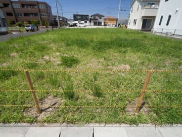 祖父母の土地、固定資産税だけで「年12万円」に…！「草むしりだけで夏が終わる」放置地獄のリアルとは