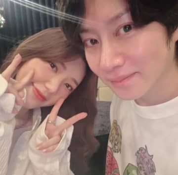 SUPER JUNIOR ヒチョル、仮想妻パフ・クオと11年ぶりの再会！近況ショットが話題