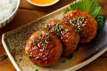 料理研究家ゆかり『鶏つくね』の作り方を公開！「超簡単」フライパンで出来る”居酒屋さん風つくね”のレシピに女性から絶賛の声「オードブルに良いですね」「めちゃめちゃ、美味しかった」