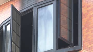 「3階から煙」製菓会社入る建物で火事…3階の部屋約30㎡焼け2人搬送　64歳男性が死亡　60代男性はけが　東京・足立区