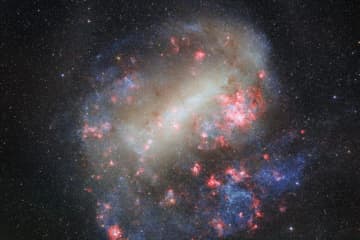 活発に星を生み出す大マゼラン雲　南アメリカの夜空で輝くその姿を撮影