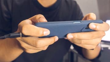 【バッテリーを介さず直接給電】スマホの『バイパス給電』とは？メリットや対応機種