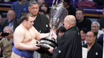 関脇・安青錦が初優勝　優勝決定戦で横綱・豊昇龍を下す「もう一つ上の番付あるのでそこを目指していきたい」