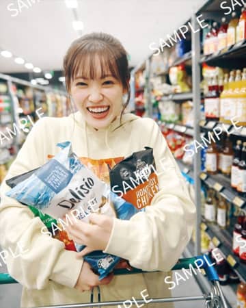 櫻坂46・松田里奈、あふれる笑顔から水着カットまで！　1st写真集『まつりの時間』書店別特典12種ビジュアル解禁