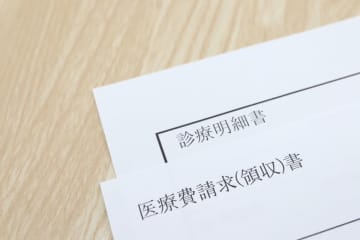 風邪で「オンライン診療」を受けたら、通院より“1000円”高くてビックリ！「健康保険」が適用されたはずなのに、なぜ高額なのでしょうか？ 費用差の理由を解説