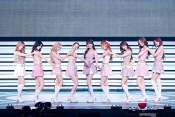 NiziU初のホールツアー日本武道館2daysでファイナル　ツアー完走に涙