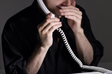 実家の母の元に「携帯電話の料金が未納」という内容の不審な電話が…。音声ガイダンスに従って操作をしたらどうなる？ “無料”で対策できる方法も！