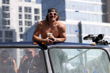 【ドジャース】リハビリ中のキケがＦ１ラスベガスＧＰを堪能…ＵＦＣベルトを肩に「超クールだぜ！」