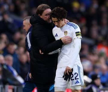 「衝撃の光景」「彼の心を打ち砕いた」昨季MVPの日本代表MF、無情の途中出場・途中交代を地元メディアが疑問視。指揮官は理由を説明も…「間違いなく不満を感じたに違いない」