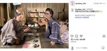 染谷将太＆橋本愛、劇中から一変の笑顔でピースサイン　“ミュージカルコンビ”ショットも