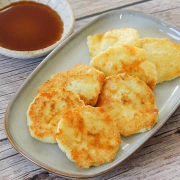 【多分、豆腐とチーズで作るやつで一番ウマい】「外カリ中ふわが天才！」「気づいたら全部消えてた」ひと口食べれば分かる！簡単ふわふわ焼きのレシピ