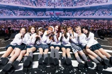 NiziU、初のホールツアーが日本武道館でフィナーレ！ファンからサプライズ＆涙する場面も