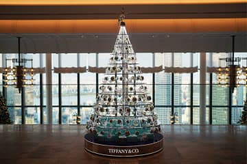 クリスマスまで1カ月…梅田に「ティファニー」仕様のツリー登場