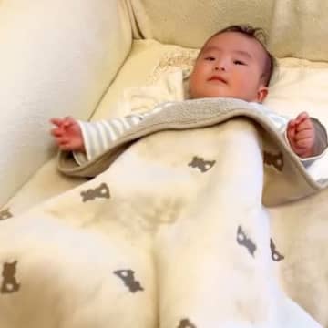 赤ちゃんに掛けたブランケットをめくると…？思わずニヤける『まさかの光景』に反響「くっつき見守り隊長」「天然湯たんぽ」「羨ましい」の声