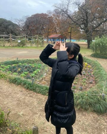 市川團十郎、亡き妻・小林麻央さんのコートを着た長女・麗禾の姿を公開 「麻央さんにそっくりですね」など反響