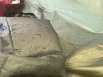 水濡れ寝袋＆荷物は変色、はては“雨漏り”も！？　寒さより怖い「秋キャン結露」の無残… 実体験と対策